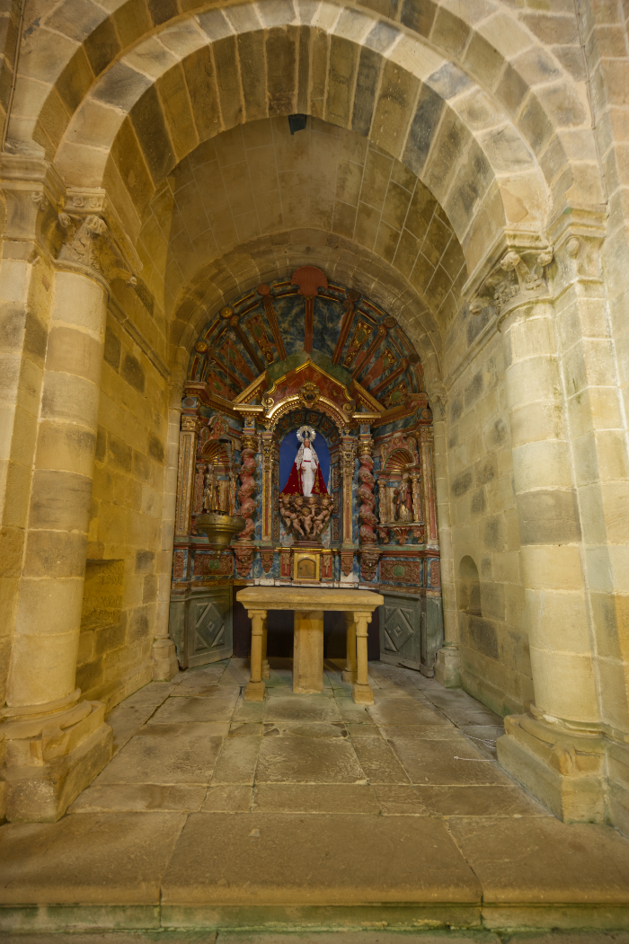 Capilla lateral en el lado de la eoístola de la cabecera de la iglesia del monasterio de Valdedios 